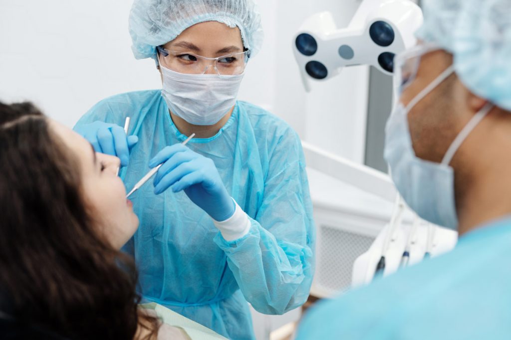 Dentista mirando la boca de su paciente