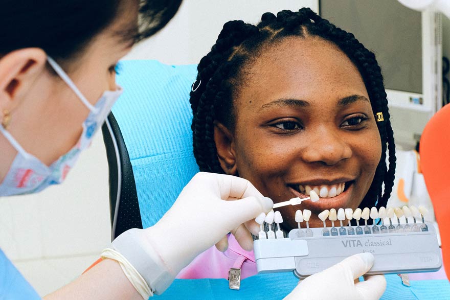 Dentista mostrando la cantidad de tonos de carillas