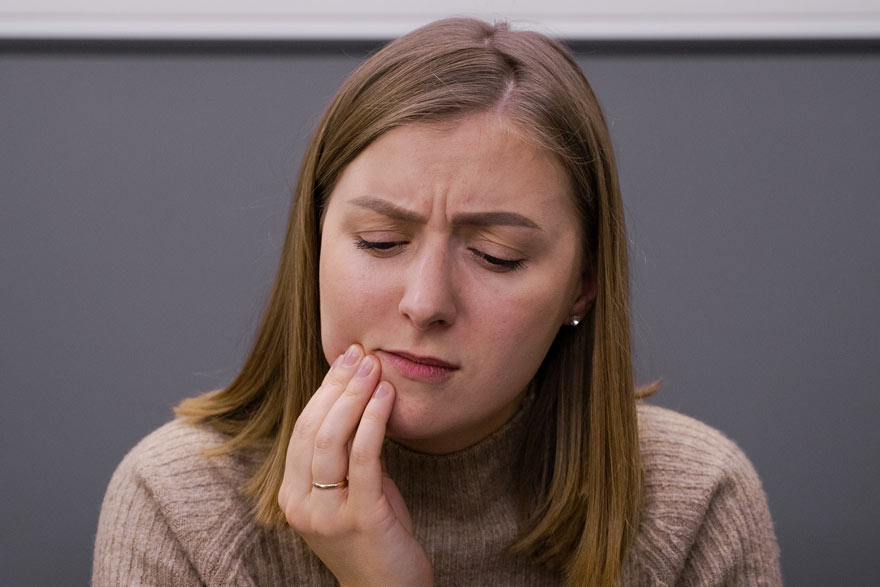 Chica con molestias en las muelas por caries
