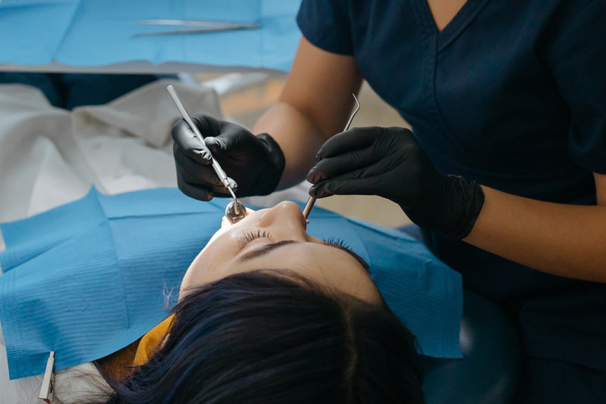 Dentista interviniendo una piorrea