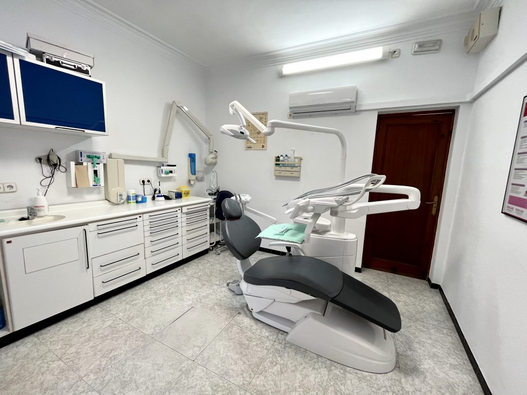 Gabinete dental con sillón y equipo de odontología