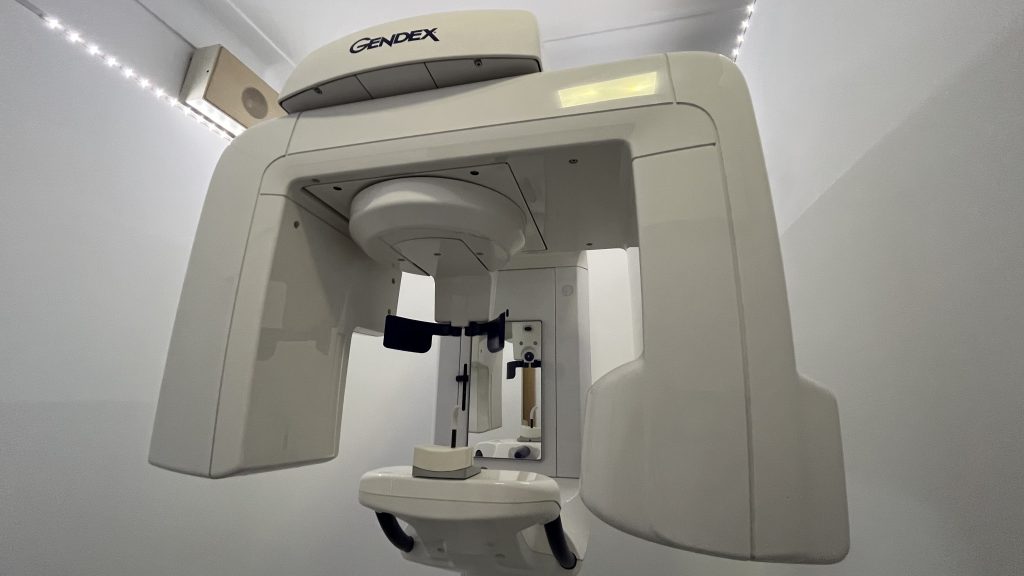 Equipo de radiología dental en la sala de rayos X