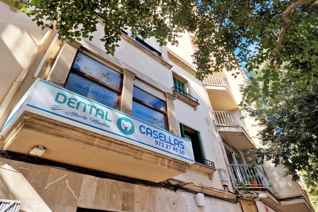 Fachada de Clínica Dental Casellas con el rótulo, en la Plaça Pere Garau de Palma